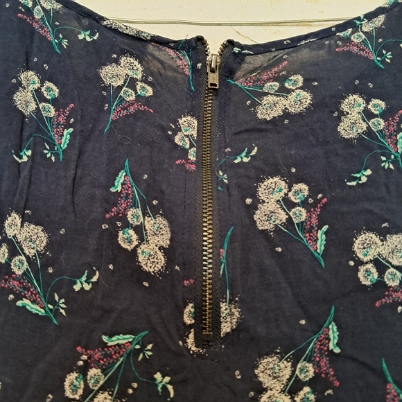 Torrid Women’s Navy Floral Light Rough Hem Top Blouse Size 0 - Picture 5 of 7